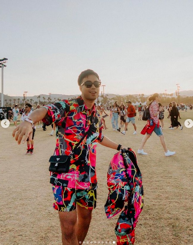 Vidi Aldiano mencoba mencuri perhatian dengan setelan bergaya piama berwarna elektrik mencolok. Sebuah handbag hitam kecil Prada turut melengkapi gayanya. (Foto: Instagram/@vidialdiano)