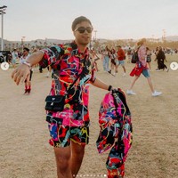 Vidi Aldiano mencoba mencuri perhatian dengan setelan bergaya piama berwarna elektrik mencolok. Sebuah handbag hitam kecil Prada turut melengkapi gayanya. (Foto: Instagram/@vidialdiano)