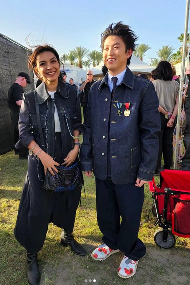 Najwa Shihab menunjukkan sisi stylishnya dengan kombinasi jaket denim berpotongan feminin dan celana jodhpur, serta boots hitam senada. (Foto: Instagram/@najwashihab)