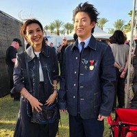 Najwa Shihab menunjukkan sisi stylishnya dengan kombinasi jaket denim berpotongan feminin dan celana jodhpur, serta boots hitam senada. (Foto: Instagram/@najwashihab)