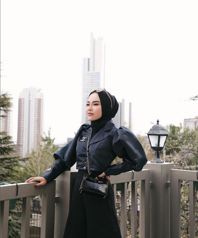 Medina Zein mengunggah foto terbaru di Instagram kembali mengenakan hijab. Sebelumnya Medina Zein membahas pelakor di Feeds Instagramnya @medinazein92. Mohon maaf postingan semua nyampah bahas pelakor termahal se Indonesia raya 😝 sekarang posting yang adem aja dulu yaaaaaaa✨, ucap Medina Zein. Ia terlihat mengenakan busana serba hitam. Foto: Dok. Instagram @medinazein92.