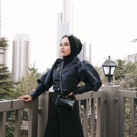 Medina Zein mengunggah foto terbaru di Instagram kembali mengenakan hijab. Sebelumnya Medina Zein membahas pelakor di Feeds Instagramnya @medinazein92. Mohon maaf postingan semua nyampah bahas pelakor termahal se Indonesia raya 😝 sekarang posting yang adem aja dulu yaaaaaaa✨, ucap Medina Zein. Ia terlihat mengenakan busana serba hitam. Foto: Dok. Instagram @medinazein92.
