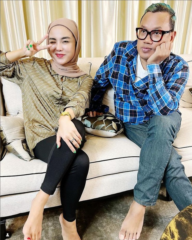 Berpose bersama Uya Kuya, Medina Zein tampil dengan hijab pashmina. Uya memberikan semangat untuk Medina yang kembali berhijab. Medina terima kasih sudah datang, alhamdulillah sudah berhijab lagi. Sabar ya, ucap Uya Kuya. Terima kasih ka, kata Medina Zein. Kamu sudah telepon cewek itu belum? Mau aku undang, tanya Uya. Ada, nanti aku kirimin ya, ucap Medina.  Foto: Dok. Instagram @medinazein92.