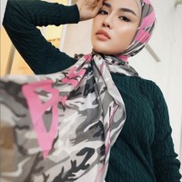 Selain hijab polos yang menjadi ciri khasnya, kali ini Medina Zein mengenakan hijab motif. Bagian kanan hijab disampirkan ke depan dan bagian kiri ke belakang. Foto: Dok. Instagram @medinazein92.