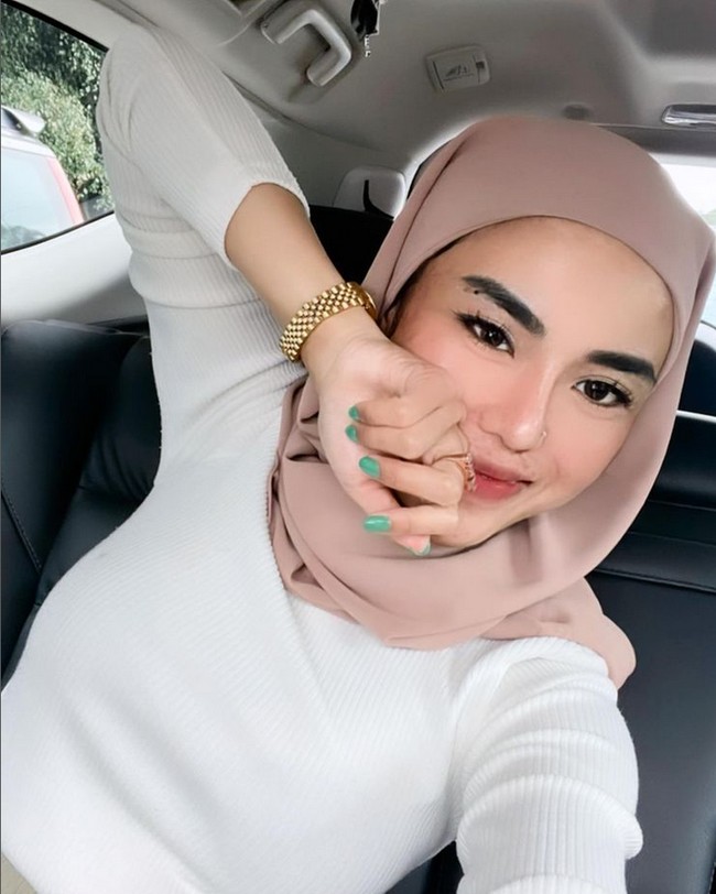 Istri Lukman Azhari itu mengunggah foto selfie ketika berada di dalam mobil. Medina mengenakan hijab instan warna pastel pink, dipadu dengan atasan knit warna putih. Foto: Dok. Instagram @medinazein92.