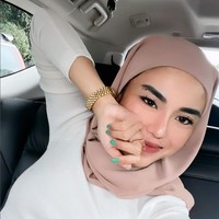 Istri Lukman Azhari itu mengunggah foto selfie ketika berada di dalam mobil. Medina mengenakan hijab instan warna pastel pink, dipadu dengan atasan knit warna putih. Foto: Dok. Instagram @medinazein92.