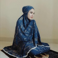 Wanita kelahiran 23 Mei 1992 itu juga pernah mengunggah momen ketika sedang mengenakan mukena. Makin besar perubahannya, makin banyak orang yang akan menolaknya. Jadi, buatlah itu tampak sangat kecil dan sepele sehingga orang bahkan tidak menyadarinya . Selamat sahur gais 😊❤️, tulis @medinazein92. Foto: Dok. Instagram @medinazein92.