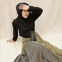 Medina Zein mengaku mendapatkan banyak dukungan dan doa dari warganet, karena ia kembali berhijab. Hallo.. teman-teman dari kemarin banyak sekali dm yang masuk memberi saya support dan doa. I want to thank you so mush for your love and support. m so grateful. Biarlah saya meluapkan emosi dan kekesalan saya untuk kali ini agar saya bisa sedikit tenang, tulis Medina. Foto: Dok. Instagram @medinazein92.