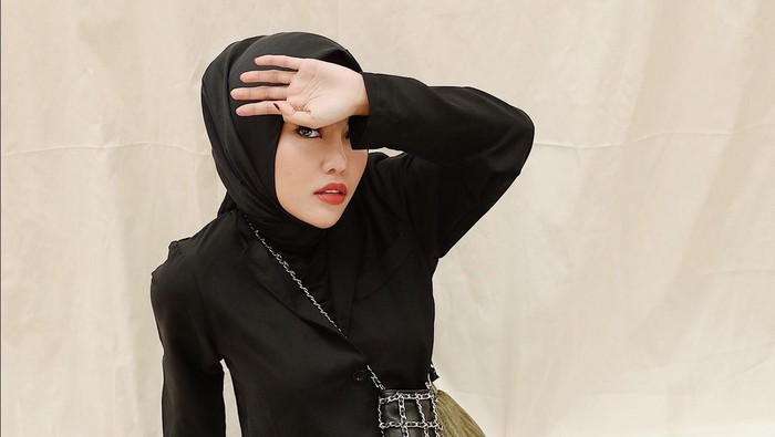 Gaya Medina Zein yang kembali berhijab.
