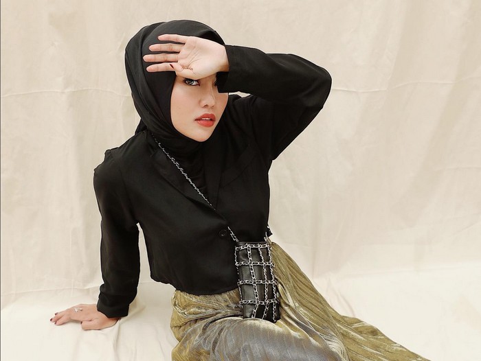 Gaya Medina Zein yang kembali berhijab.