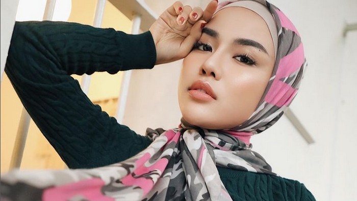 Gaya Medina Zein yang kembali berhijab.