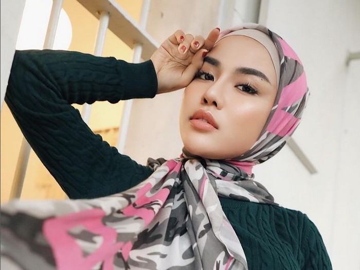 Gaya Medina Zein yang kembali berhijab.