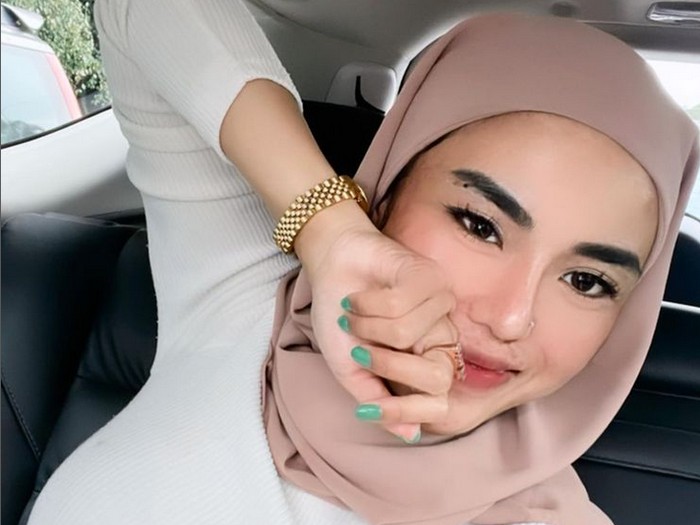 Gaya Medina Zein yang kembali berhijab.