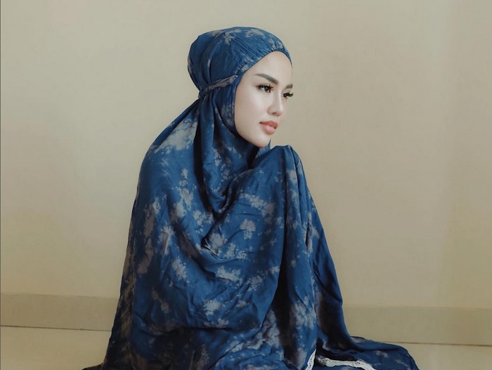 Gaya Medina Zein yang kembali berhijab.