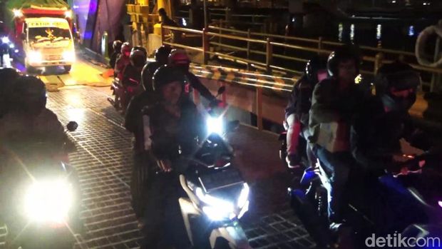 Gelombang pemudik dari Bali ke Jawa di Pelabuhan Ketapang Banyuwangi.