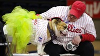 Marissa Dembinski, dari Coon Rapids, Iowa, duduk dengan anjing buldognya Millie selama.