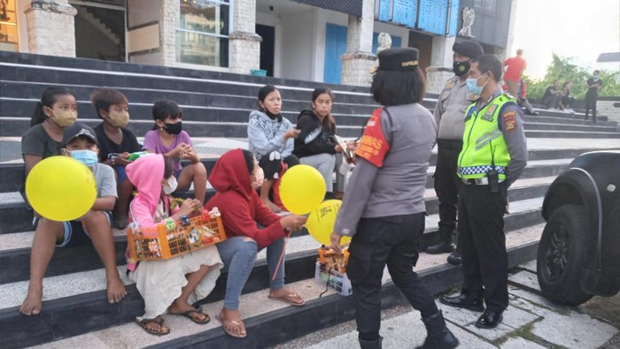 Aksi penertiban gepeng di kawasan Kuta, Bali. (Dok. Polresta Denpasar)