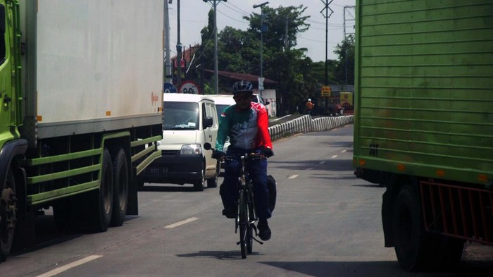 Pemudik Fajar berdiri samping sepedanya saat melintas di jalur Pantura, Tegal, Jawa Tengah, Selasa (26/4/2022). Fajar yang berdomisili di Indramayu memilih mudik ke kampung halaman di Semarang menggunakan sepeda yang memerlukan waktu tempuh sekitar tiga hari. ANTARA FOTO/Oky Lukmansyah/foc.