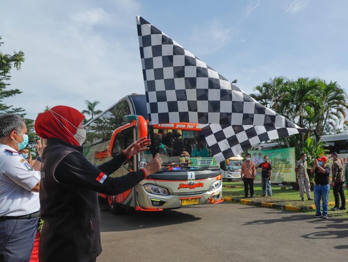 Gubernur Jatim Khofifah Indar Parawansa memberangkatkan mudik gratis dari Jakarta menuju Jatim. Program mudik gratis diselenggarakan Pemprov Jatim untuk pertama kalinya, dengan rute Jakarta ke 18 kabupaten/kota Jatim.