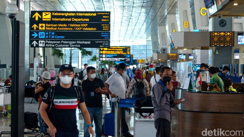 Bandara Internasional Soekarno-Hatta sibuk menjelang Hari Raya Idul Fitri 1443 H. Diprediksi sebanyak 99.147 penumpang bakal memadati bandara di H-6 lebaran.