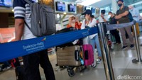 Terdapat 134 penerbangan di Terminal 1, 361 penerbangan di Terminal 2, dan 254 penerbangan di Terminal 3 Bandara Soetta.  