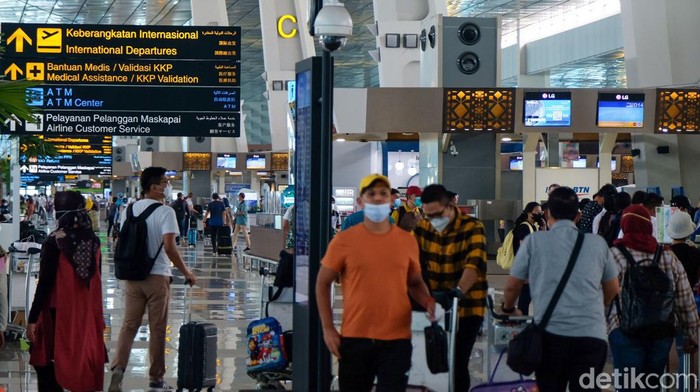H-6 Lebaran, Nyaris 100 Ribu Penumpang Bakal Padati Bandara Soetta Bandara Internasional Soekarno-Hatta sibuk menjelang Hari Raya Idul Fitri 1443 H. Diprediksi sebanyak 99.147 penumpang bakal memadati bandara di H-6 lebaran.