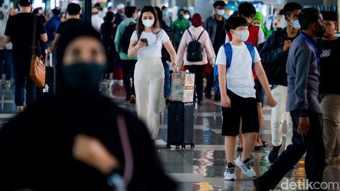 H-6 Lebaran, Nyaris 100 Ribu Penumpang Bakal Padati Bandara Soetta Bandara Internasional Soekarno-Hatta sibuk menjelang Hari Raya Idul Fitri 1443 H. Diprediksi sebanyak 99.147 penumpang bakal memadati bandara di H-6 lebaran.
