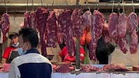 Di Pasar Senen, daging sapi dibanderol dengan harga yang beragam yakni antara Rp130.000 hingga Rp170.000 per kilogram.