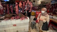 Meski harga daging mulai merangkak naik, tak sedikit warga yang masih memburu dan membeli daging sapi menjelang lebaran.