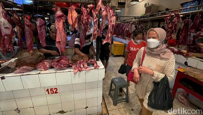 Pedagang daging sapi di pasar tradisional Banjarnegara, Selasa (17/5/2022).