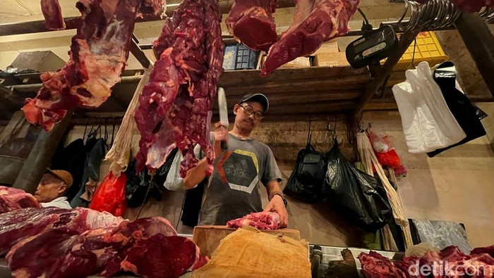 Harga Naik Jelang Lebaran, Daging Sapi Tetap Diburu Warga Harga daging sapi mulai merangkak naik menjelang lebaran. Meski begitu, daging sapi tetap diburu warga untuk persiapan menu makanan saat lebaran.