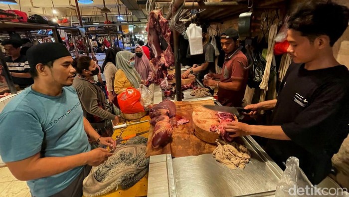 Harga Naik Jelang Lebaran, Daging Sapi Tetap Diburu Warga Harga daging sapi mulai merangkak naik menjelang lebaran. Meski begitu, daging sapi tetap diburu warga untuk persiapan menu makanan saat lebaran.