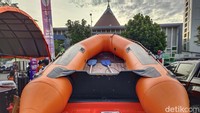 Badan Penanggulangan Bencana Daerah (BPBD) Lebak memamerkan alat kebencanaan di Alun-alun Rangkasbitung, Lebak, Banten.