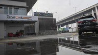 Suasana tampak depan sebuah hotel di Rest Area KM 19, Tambun, Kabupaten Bekasi, Jawa Barat, Selasa (26/4/2022).   