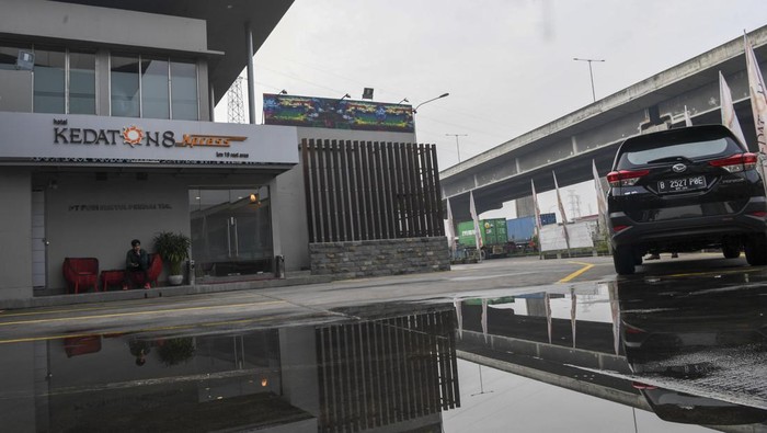 Hotel Pertama di Rest Area Tol Jakarta-Cikampek Udah Buka Buat Pemudik Suasana tampak depan dari Hotel Kedaton 8 Xpress di Rest Area KM 19, Tambun, Kabupaten Bekasi, Jawa Barat, Selasa (26/4/2022). Keberadaan penginapan di rest area pada ruas jalan tol Trans Jawa tersebut dikondisikan untuk memenuhi kebutuhan istirahat pengendara dengan tipe A sesuai pasal 39 ayat 1 Peraturan Menteri PUPR Nomor 28 Tahun 2021 tentang Tempat Istirahat yang disewakan paling lama 12 jam dan Pelayanan pada Jalan Tol. ANTARA FOTO/M Risyal Hidayat/foc.