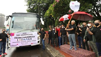 Director & Chief Regulatory Officer IOH, M. Buldansyah, saat melepas rombongan Uji Jaringan lebaran menuju beberapa rute mudik antara Jakarta dan Surabaaya di Kantor Pusat PT Indosat, Tbk beberapa waktu lalu.