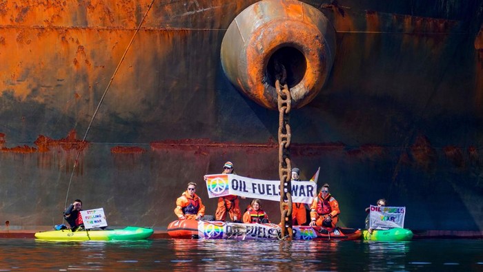 Ini Kapal Tanker Minyak Rusia yang Diblokir Greenpeace di Norwegia Aktivis Greenpeace memblokir sebuah kapal tanker yang mengirimkan minyak Rusia ke Norwegia. Aksi itu dilakukan sebagai protes atas invasi Rusia ke Ukraina.