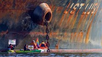 Sementara itu, mengutip Reuters, menurut pelacak kapal Marine Traffic, kapal tanker Ust Luga saat ini berlabuh di luar terminal XOM.N Slagen milik Exxon Mobil sekitar 70 km selatan Oslo, ibu kota Norwegia. Diketahui, kapal itu membawa sekitar 95.000 ton minyak saat aktivis Greenpeace berusaha menghentikan proses bongkar muat kapal tanker tersebut.