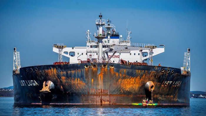 Ini Kapal Tanker Minyak Rusia yang Diblokir Greenpeace di Norwegia Aktivis Greenpeace memblokir sebuah kapal tanker yang mengirimkan minyak Rusia ke Norwegia. Aksi itu dilakukan sebagai protes atas invasi Rusia ke Ukraina.