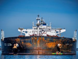 Kejar-kejaran di Laut, AS Sita Kapal Berbendera Rusia Pembawa Minyak Venezuela