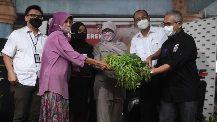 Jaga Bumi, Jangan Mubazir Bahan Pangan Program Kolaborasi Menekan Kemubaziran Pangan diluncurkan di Pasar Tebet Timur, Jakarta. Progam ini mengajak warga memanfaatkan bahan pangan berlebih untuk kebaikan.