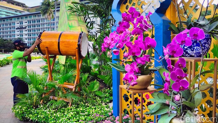 Jakarta bersolek untuk menyambut Hari Raya Idul Fitri. Salah satunya dengan memasang dekorasi bernuansa Idul Fitri di kawasan Hotel Indonesia, Jakarta.