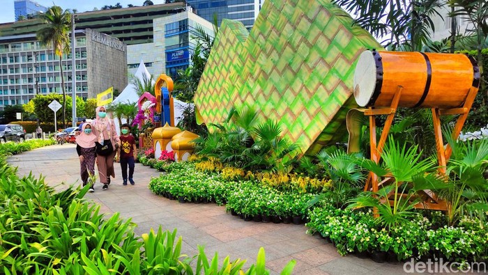 Jakarta bersolek untuk menyambut Hari Raya Idul Fitri. Salah satunya dengan memasang dekorasi bernuansa Idul Fitri di kawasan Hotel Indonesia, Jakarta.