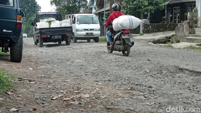 Jalan rusak di Tasikmalaya