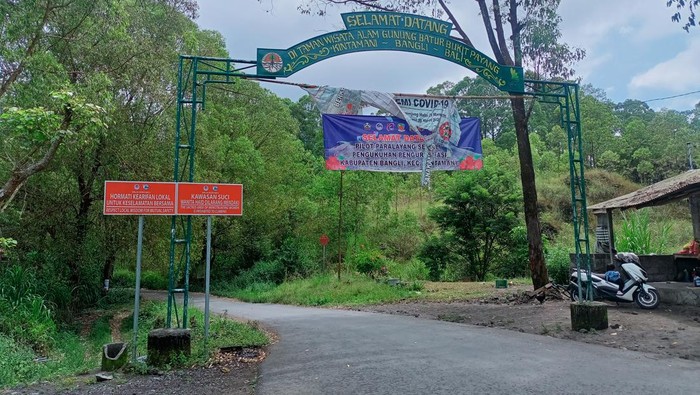 Salah satu jalur pendakian Bukit Payang menuju puncak Gunung Batur, Kecamatan Kintamani, Kabupaten Bangli yang masih ditutup sejak 2020.