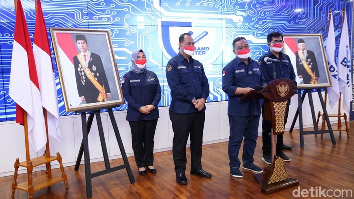 Kepala BP2MI, Benny Rhamdani berserta staf memberikan pemaparan Penanganan Kepulangan PMI Jelang Hari Raya Idul Fitri 1443 H di Kantor BP2MI Jakarta, Selasa (26/4/2022). Badan Pelindungan Pekerja Migran Indonesia (BP2MI) memperkirakan 12.134 pekerja migran Indonesia (PMI) yang bekerja di luar negeri yang akan kembali ke tanah air jelang Hari Raya Idul Fitri 1443 H.