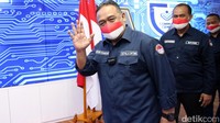 Kepala BP2MI Benny Rhamdani melambaikan tangan di sela-sela konferensi pers tentang kepulangan pekerja migran Indonesia.