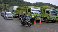 Guna mencegah penumpukkan dan kemacetan kendaraan di Pelabuhan Merak pihak Polantas setempat menahan laju truk dan kendaraan ekspedisi lainnya serta mengutamakan kendaraan para pemudik untuk lebih dahulu masuk ke kapal ferry.