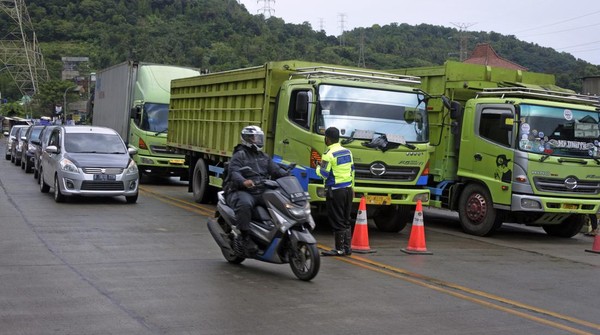 Jelang Lebaran, Pelabuhan Merak Ramai Pemudik