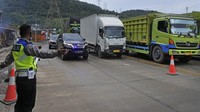 Personel Polisi Lalu Lintas mengatur arus kendaraan yang akan menyeberang ke Sumatera di Jalan Cikuasa Atas, Cilegon, Banten, Selasa (26/4/2022).